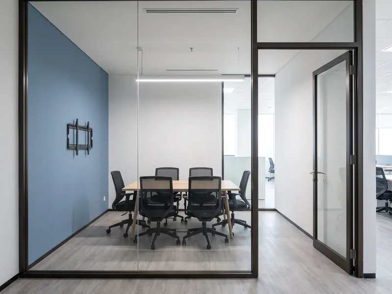 Ruang kerja kantor operasional di BSD City setelah renovasi, partisi kaca dan ceiling baru terpasang dengan jalur pencahayaan mengikuti garis meja kerja.
