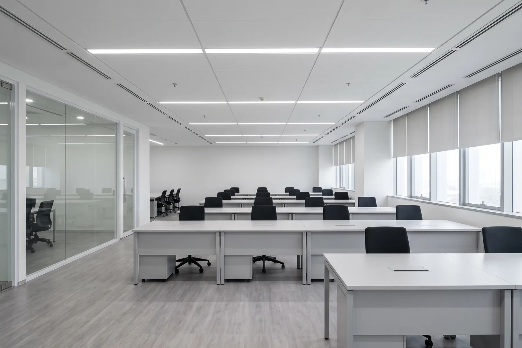 Area kerja terbuka lantai dua kantor operasional BSD City setelah renovasi, partisi kaca ruang meeting di sisi kiri dan flooring vinyl baru terpasang menyeluruh.