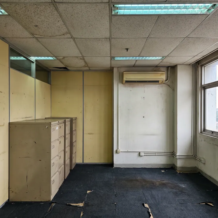 Kondisi awal lantai dua kantor operasional BSD City sebelum renovasi, partisi gypsum lama dan plafon akustik yang sudah menua masih terpasang. Tahap sebelum.