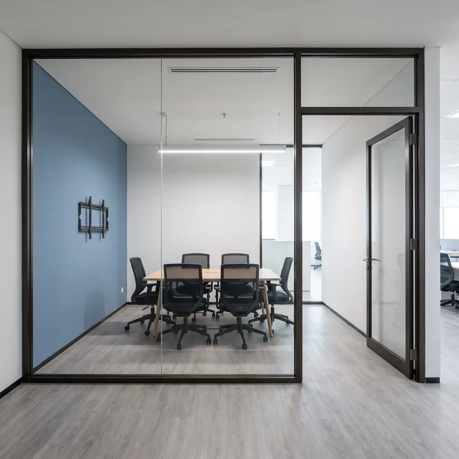 Hasil akhir ruang meeting kantor BSD City, dinding kaca, ceiling rata, dan pencahayaan tersembunyi sudah beroperasi. Tahap selesai.